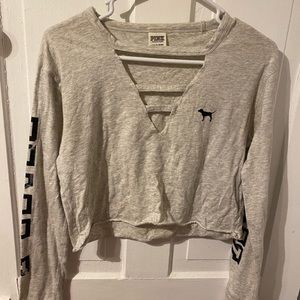 Cropped light gray long sleeve from PINK with print on the sleeves